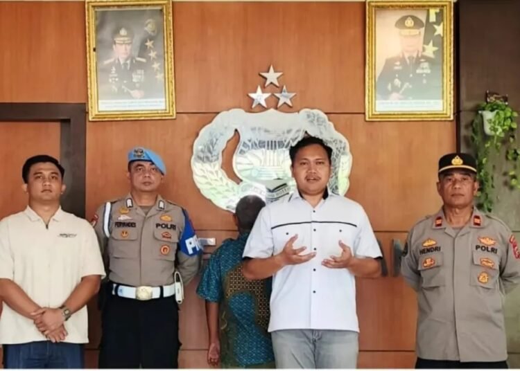 Kasat Reskrim Polresta Padang, AKP M. Yasin, didampinggi Kanit II Tipidter, Ipda Avif Mulya Pratama, memperlihatkan terduga pelaku ujaran kebencian di Markas Polresta Padang, Kamis (20/2). Foto: IST