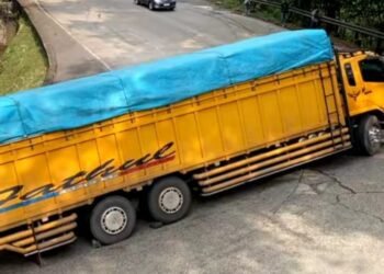 Truk Tronton Rusak di Pendakian di Sitinjau Lauik, Buka-Tutup Jalan Diberlakukan