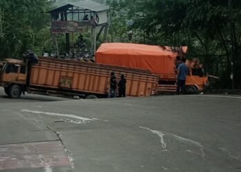 Satu Truk Tronton Mogok di Sitinjau Lauik Padang, Lalu Lintas Buka Tutup