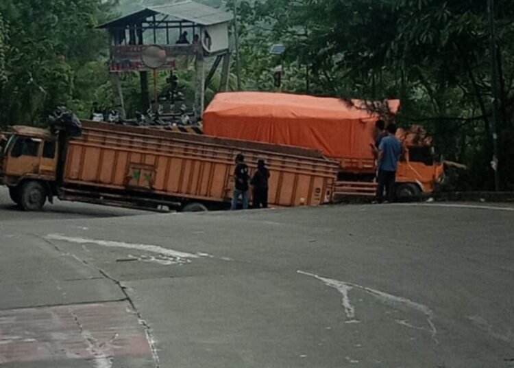 Sebuah truk tronton pengangkut batu bara mogok di Sitinjau Lauik, tepatnya di penurunan Panorama Satu, Kelurahan Indarung, Kecamatan Lubuk Kilangan, Kota Padang, pada Selasa (25/2) sore. Foto: IST