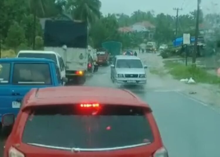 Jalan Raya Padang-Solok tergenang air usai hujan deras pada Kamis (27/2).