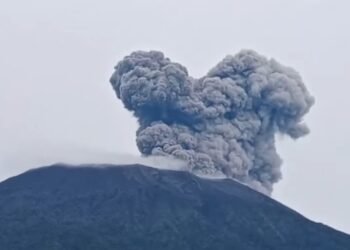 Gunung Marapi Erupsi Lagi, Lontarkan Kolom Abu Setinggi 700 Meter