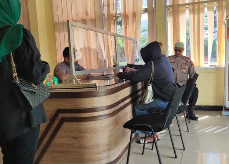 G, korban dugaan pemaksaan aborsi oknum polisi saat melapor ke Polda Sumbar pada Sabtu (1/2).