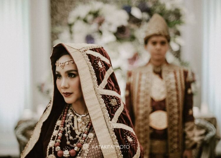 Baju Pengantin Koto Gadang (foto: Weddingku.com)