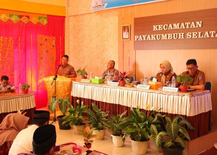 Asisten II Setda Kota Payakumbuh, Wal Asri, membuka Musrenbang Kecamatan Payakumbuh Selatan di aula Pemerintah Kecamatan Payakumbuh Selatan, Kota Payakumbuh, Selasa (4/2).