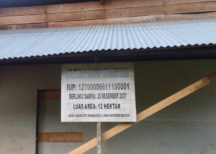 Plang izin usaha pertambangan PT Tigo Padusi Nusantara di kokasi penambangan betuan di Kampung Koto Rawang, Nagari Koto Rawang, Kecamatan IV Jurai, Pesisir Selatan. Foto: IST