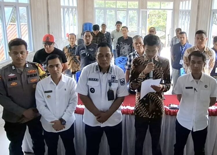Para peserta musyawarah membacakan putusan musyawarah yang diadakan Badan Musyawarah Nagari Koto Beringin di kantor wali nagari setempat, Rabu (5/2), bahwa tuduhan wali nagari mengintip mahasiswi KKN mandi tidak terbukti. Foto: IST