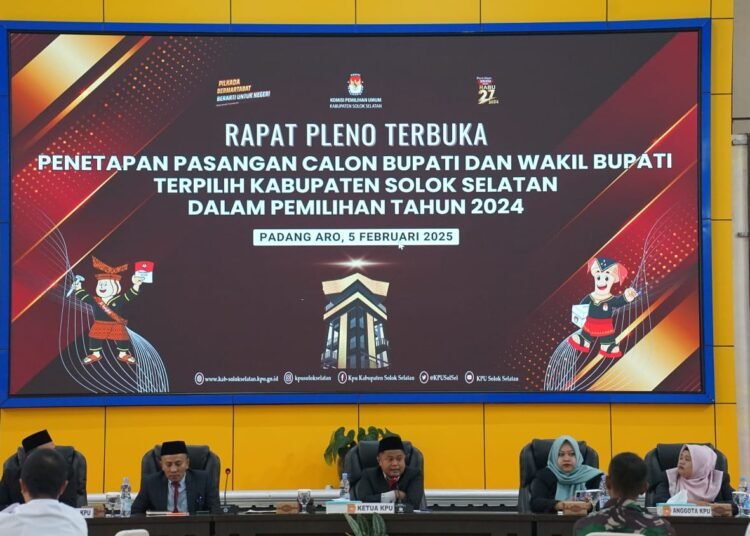 KPU Solok Selatan menetapkan Khairunas dan Yulian Efi sebagai pemenang dalam Pilkada 2024 dalam rapat pleno di Aula Sarantau Sasurambi Kabupaten Solok Selatan, Rabu (5/2). Foto: Dokumentasi Kominfo Solok Selatan