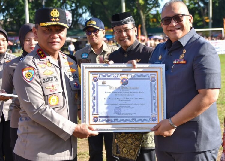 Pj Wali Kota Padang menerima penghargaan Tokoh Pelopor Anti Tawuran dan Balapan Liar dari Polda Sumbar.