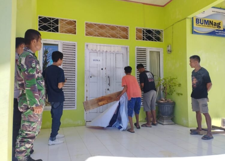 Pemerintah Kecamatan IV Jurai, Pesisir Selatan, membuka segel kantor Wali Nagari Koto Rawang, Kamis (6/2), dengan pengawalan aparat keamanan. Foto: Dokumentasi Pemerintah Kecamatan IV Jurai.