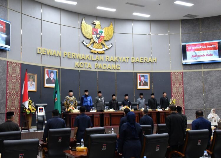 Sidang Paripurna yang dilaksanakan di Gedung DPRD Kota Padang.