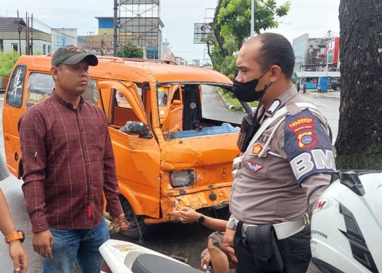 Dua angkot di Padang terlibat kecelakaan pada Sabtu (8/2).