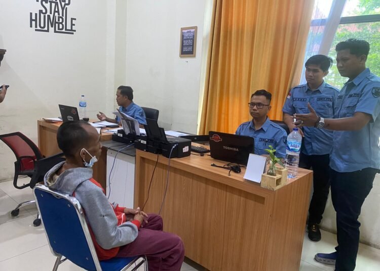 Satuan Reskrim Polres Pesisir Selatan menangkap terduga pencabul anak tiri di Nagari Ampuan Lumpo, Kecamatan IV Jurai, pada Jumat (7/2). Foto: Polres Pesisir Selatan