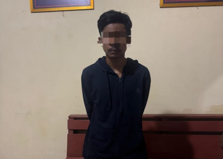 Pemuda berinisial Y (27) ditangkap polisi karena diduga menjual sabu-sabu kepada polisi yang menyamar sebagai pembeli pada Sabtu (8/2) pukul 21.00 WIB di Kampung Taratak, Nagari Pasa Taratak, Kecamatan Sutera. Foto: Dokumentasi Polres Pesisir Selatan