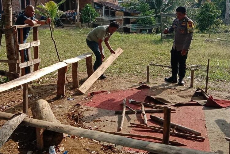 Personil Polsek Basa Ampek Balai Tapan menutup gelanggang yang diduga sering menjadi tempat judi sabung ayam Kampung Air Batu, Nagari Ampang Tulak Tapan, Senin (10/2). Foto: Polsek Basa Ampek Balai Tapan