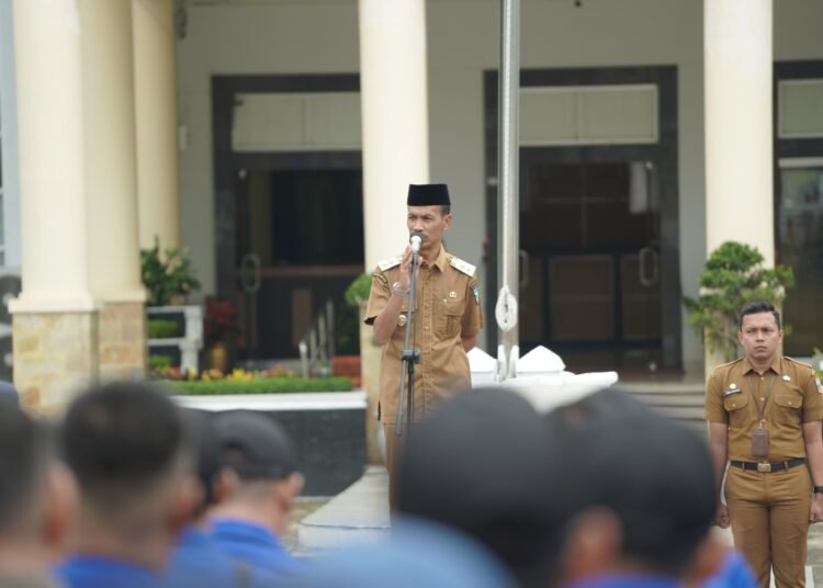 Wakil Bupati Solok Selatan, Yulian Efi, memberikan arahan kepada OPD dalam Apel Gabungan ASN Pemkab Solok Selatan, Senin (10/2). Foto: Pemkab Solok Selatan