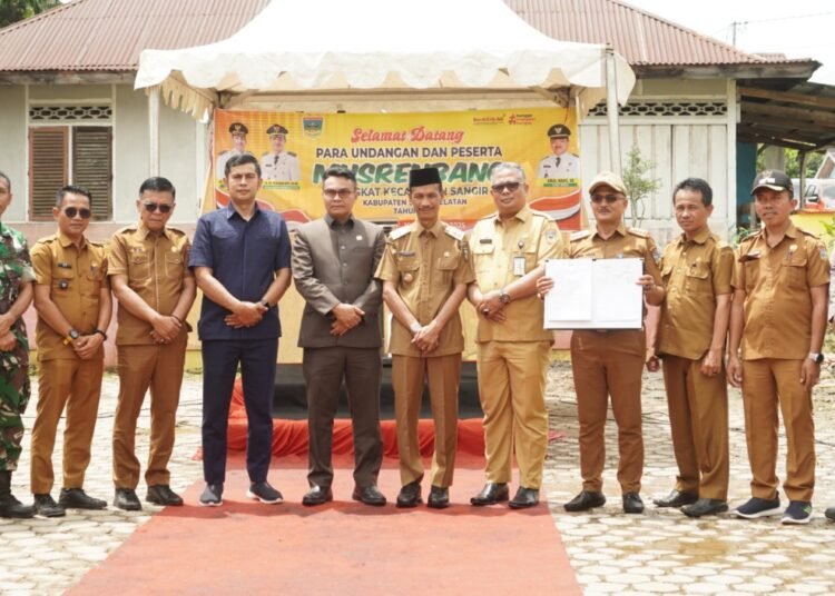 Wakil Bupati Solok Selatan, Yulian Efi, membuka Musrenbang Kecamatan Sangir pada Senin (10/2) di kantor camat tersebut. Foto: Pemkab Solok Selatan