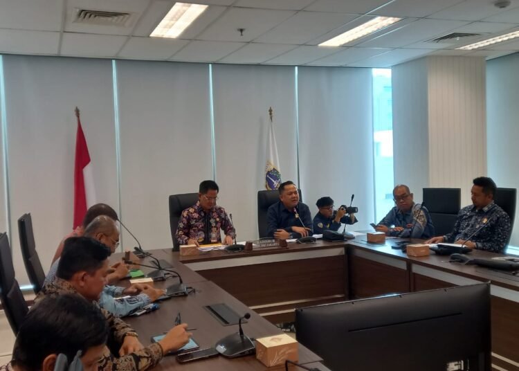 Komisi IV DPRD Sumbar mempelajari strategi pengelolaan sistem angkutan umum massal Bus Rapid Transit ke Dishub DKJ pada Kamis (6/2). Foto: DPRD Sumbar