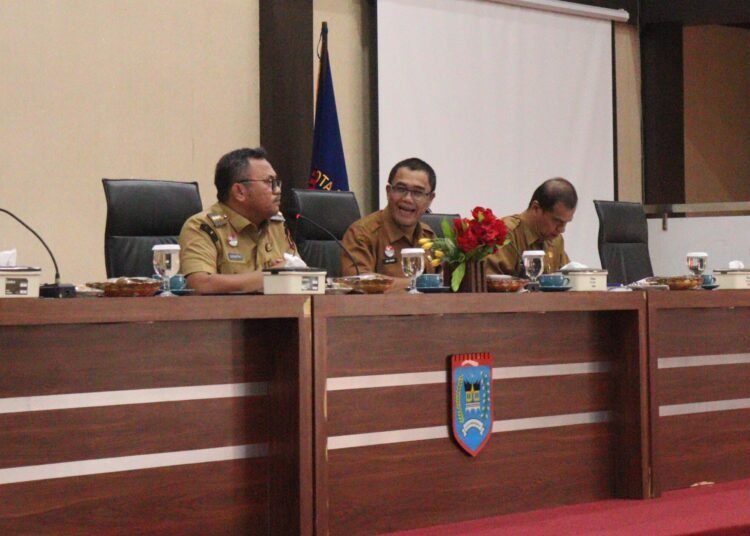 Pj Wali Kota Payakumbuh, Suprayitno, memimpin Rapat Koordinasi Pejabat Pemerintah Kota Payakumbuh di Aula Ngalau Indah Lantai 3 Balai Kota Payakumbuh, Selasa (11/2). Foto: Pemko Payakumbuh