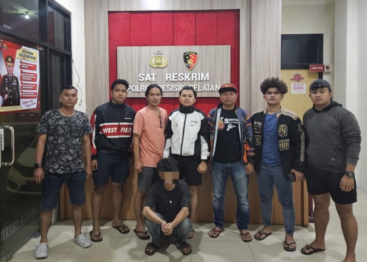 Personil Satuan Reskrim Polres Pesisir Selatan menangkap RD, terduga penabrak dan penganiaya pria di Painan, yang menyebabkan korban tewas, Rabu (12/2). (Foto: Polres Pesisir Selatan)