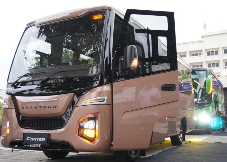 PT Trijaya Union, bekerja sama dengan Dipo Mitsubishi, resmi meluncurkan dua model bus terbaru, Grand Tour dan Triun MX di Kota Padang.