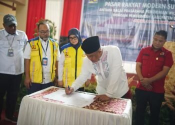 Bupati Dharmasraya, Sutan Riska, Resmikan Pasar Rakyat Modern