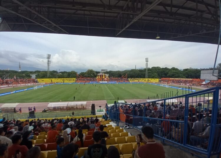 Pertandingan Semen Padang FC vs Persita Tangerang di Stadion Haji Agus Salim Padang pada Jumat (14/2). Foto: Habil Ramanda