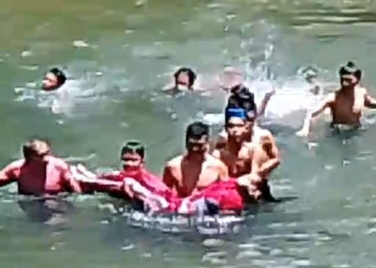 Jenazah EH, korban tenggelam di sungai di Batu Nan Duo, Kampung Koto Gunung, Nagari Tuik IV Koto Mudik, Kecamatan Batang  Kapas, Pesisir Selatan, Sabtu (15/2) pukul 12.30 WIB, dievakuasi olehh tim gabungan. Foto: IST
