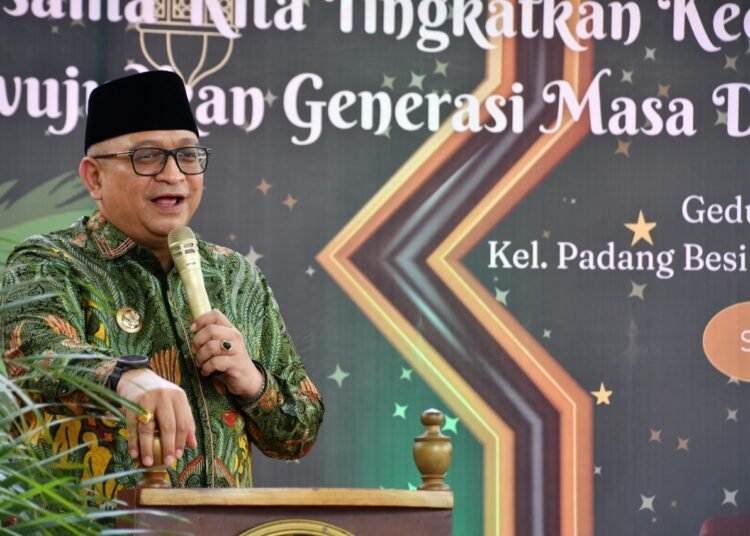 Pj Wali Kota Padang, Andree Algamar, menghadiri perayaan khatam Alquran dan wisuda iqra bagi 56 siswa di Gedung Serba Guna (GSG) RW III, Kelurahan Padang Besi, Kecamatan Lubuk Kilangan, Sabtu (15/2). Foto: Pemko Padang