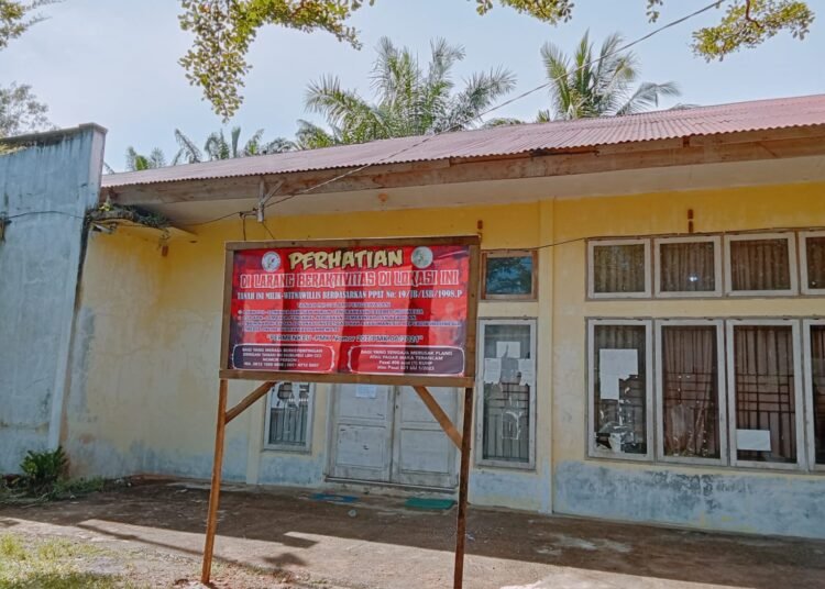 Plang pemberitahuan larangan beraktivitas berdiri di Kantor UKL Dinas Dukcapil di Nagari Punggasan, Kecamatan Linggo Sari Baganti, Pesisir Selatan, beberapa waktu lalu. Foto: IST