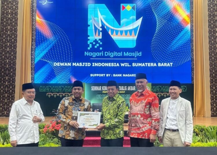 Ketua PP DMI Pusat Jusuf Kalla, Direktur Utama Bank Nagari Gusti Candra, Ketua PW DMI Sumbar Prof. Ganefri, Gubernur Sumbar Mahyeldi Ansharullah, serta Staf Khusus Kemenag RI Farid F. Saenong saat penandatanganan perjanjian kerja sama.