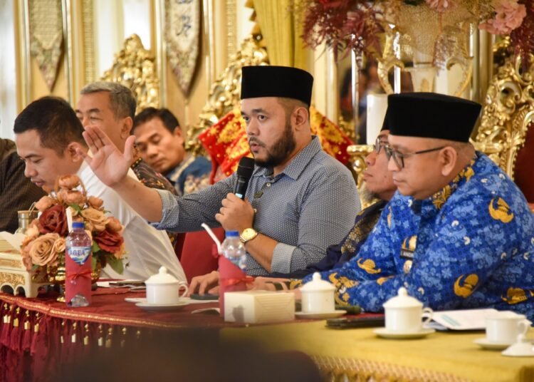 Pemko Padang mengadakan pertemuan membahas sinkronisasi visi, misi, dan program unggulan Wali Kota dan Wakil Wali Kota Padang periode 2025-2030 (foto: Diskominfo Padang)