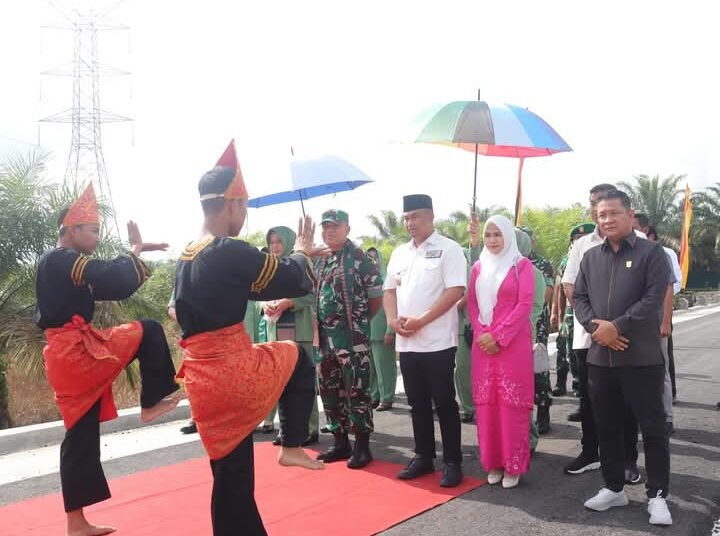 Danrem 032 Wirabraja Brigjen TNI Wahyu Eko Purnomo bersama Bupati Sutan Riska dan Ketua DPRD Dharmasraya, Jemi Hendra saat penyerahan Kodim Persiapan Dharmasraya.