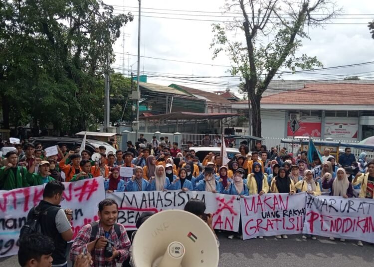 Ratusan mahasiswa demo di depan DPRD Sumbar pada Selasa (18/2) (foto: Habil/Sumbarkita).