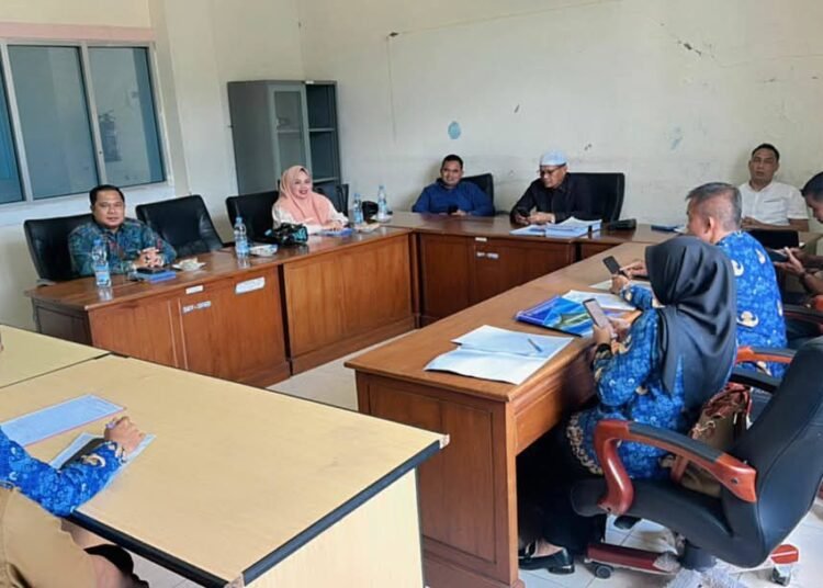 Komisi IV DPRD Pasbar mengadakan rapat kerja dengan Dinas Kesehatan dan Badan Kepegawaian dan Pengembangan Sumber Daya Manusia daerah itu pada Selasa (18/2). Foto: DPRD Pasbar