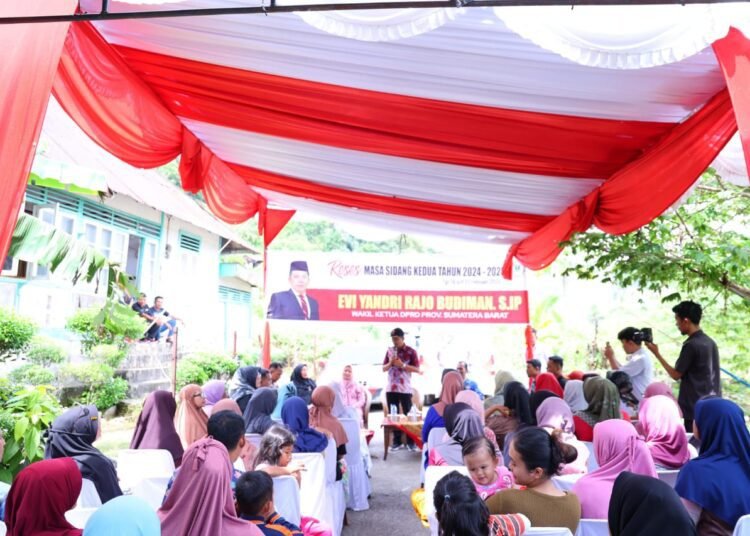 Wakil Ketua DPRD Sumbar Evi Yandri menyerap sejumlah aspirasi masyarakat di tiga lokasi di Padang pada Senin (17/2).