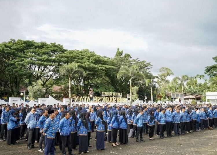 ASN Pemkab Solok Selatan mengikuti Apel Gabungan ASN di depan Kantor Bupati Solok Selatan, Senin (17/2). Foto: Pemkab Solok Selatan