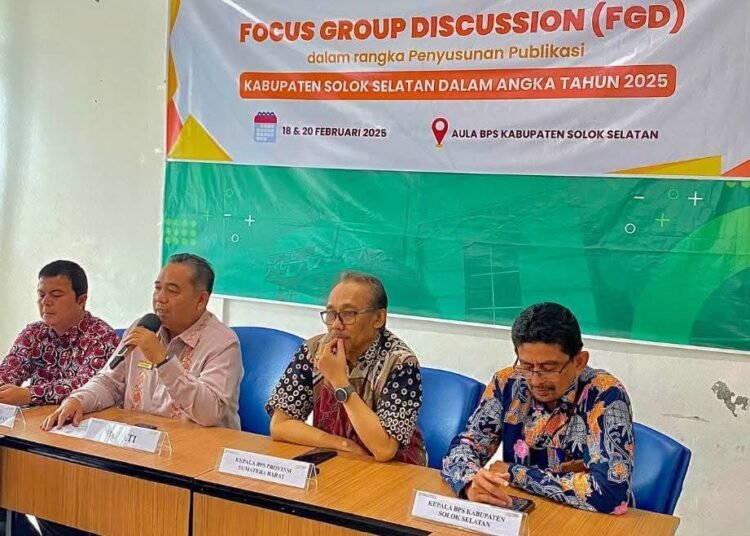 Diskusi kelompok terpumpun penyusunan buku Kabupaten Solok Selatan dalam Angka Tahun 2025 di Aula BPS Solok Selatan, Kamis (20/2). Foto: Pemkab Solok Selatan