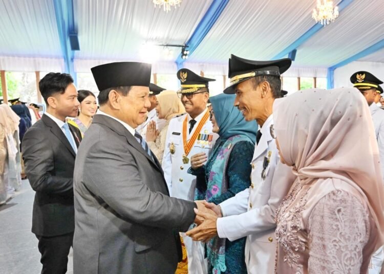 Bupati dan Wakil Bupati Solok Selatan, Khairunas dan Yulian Efi, disalami Presiden Prabowo setelah dilantik di Jakarta pada Kamis (20/2). Foto: Pemkab Solsel