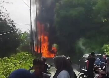 Video: Detik-detik Mobil Ludes Terbakar di Agam