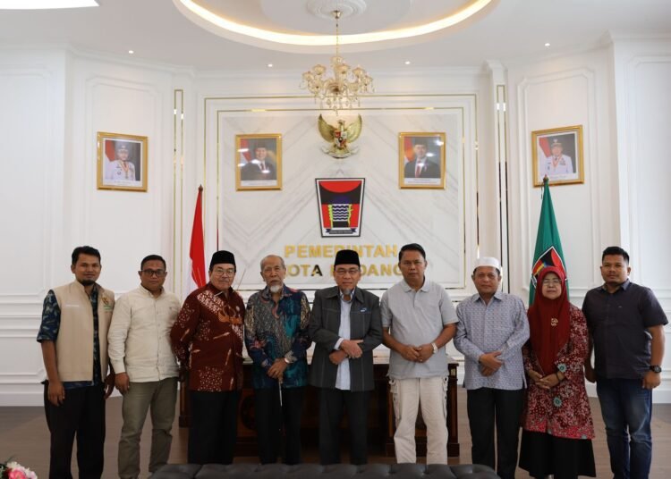 Wakil Wali Kota Padang, Maigus Nasir, menerima kunjungan silaturahmi jajaran Baznas Kota Padang di Balai Kota Padang di Aia Pacah, Minggu (23/2). Foto: Pemko Padang