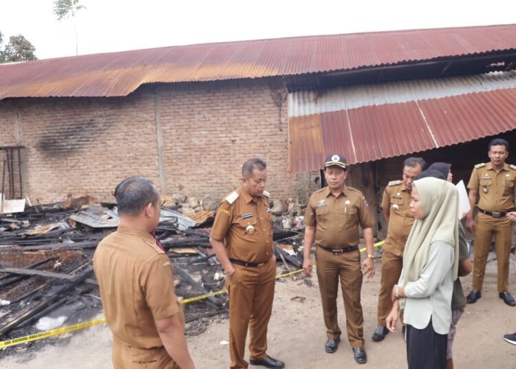 Wakil Wali Kota Payakumbuh, Elzadaswarman menyerahkan bantuan bagi korban kebakaran (foto: Pemko Payakumbuh)