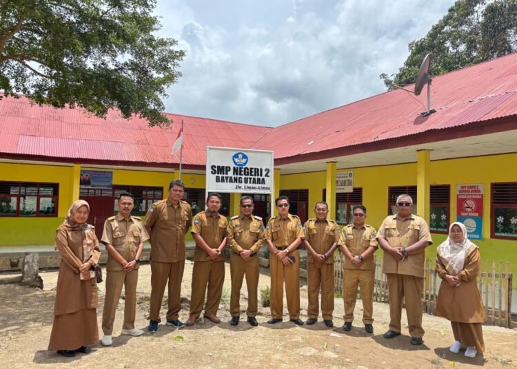 Wakil Bupati Pesisir Selatan (Pessel), Risnaldi Ibrahim, meninjau kondisi SMPN 2 Bayang Utara di Nagari Limau Gadang Pancuang Taba, Kecamatan IV Nagari Bayang Utara, Senin (24/2). Foto: Pemkab Pessel