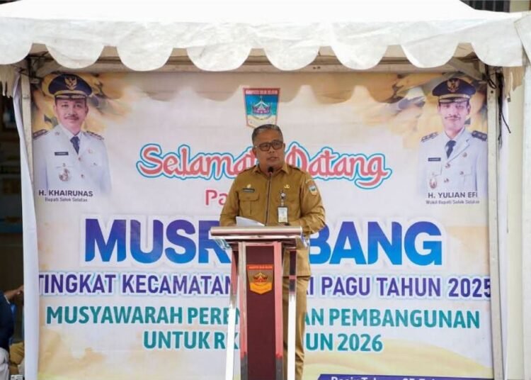 Sekda Solok Selatan, Syamsurizaldi, membuka Musrenbang Kecamatan Sungai Pagu di kantor camat setempat, Selasa (25/2). Foto: Pemkab Solok Selatan