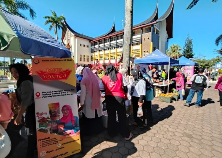 Suasana pasar pangan murah yang digelar di depan Kantor Gubernur Sumatera Barat. (Foto: Sumbarkita/Habil Ramanda)