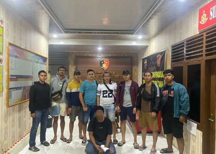 Polisi menangkap sopir berinisial SA (28) saat asyik bermain judi slot di warung nasi goreng di Nagari Sarilamak, Kecamatan Harau, Lima Puluh Kota, Kamis (27/2). Foto: Polsek Harau