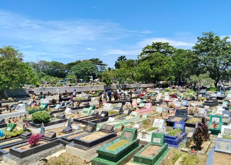 Peziarah mengunjungi Tempat Pemakaman Umum (TPU) Tunggul Hitam, Padang, Jumat (28/2). (Foto: Habil/Sumbarkita)