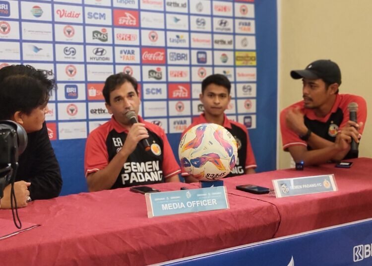 Pelatih Semen Padang FC, Eduardo Almeida pada sesi Pre Match Presscon di Stadion Haji Agus Salim Padang, Jumat (28/2). (Foto: Habil)