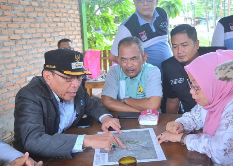 Wakil Wali Kota Padang, Maigus Nasir saat meninjau aliran Sungai Batang Maransi di Kelurahan Air Pacah hingga Dadok Tunggul Hitam, Minggu (23/2)