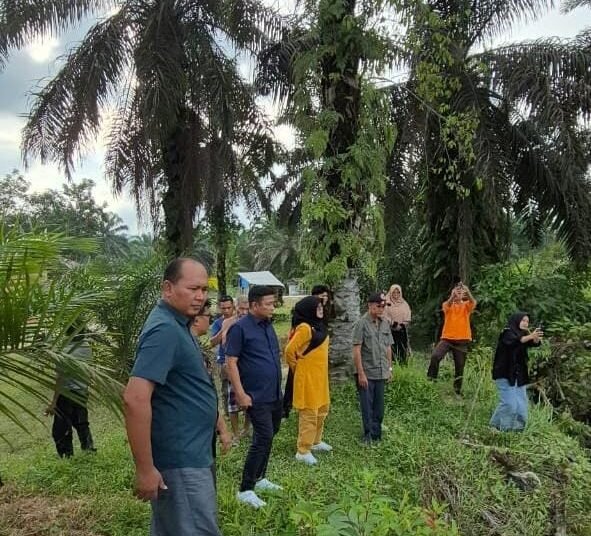 Ketua DPRD Dharmasraya , Jemi Hendra bersama Wabup Leli Arni, Anggota DPRD Dharmasraya, Mawardi, Sugiono dan Wali Nagari Tabek Harmanto saat meninjau lokasi banjir dan Sungai Batang Timpeh.